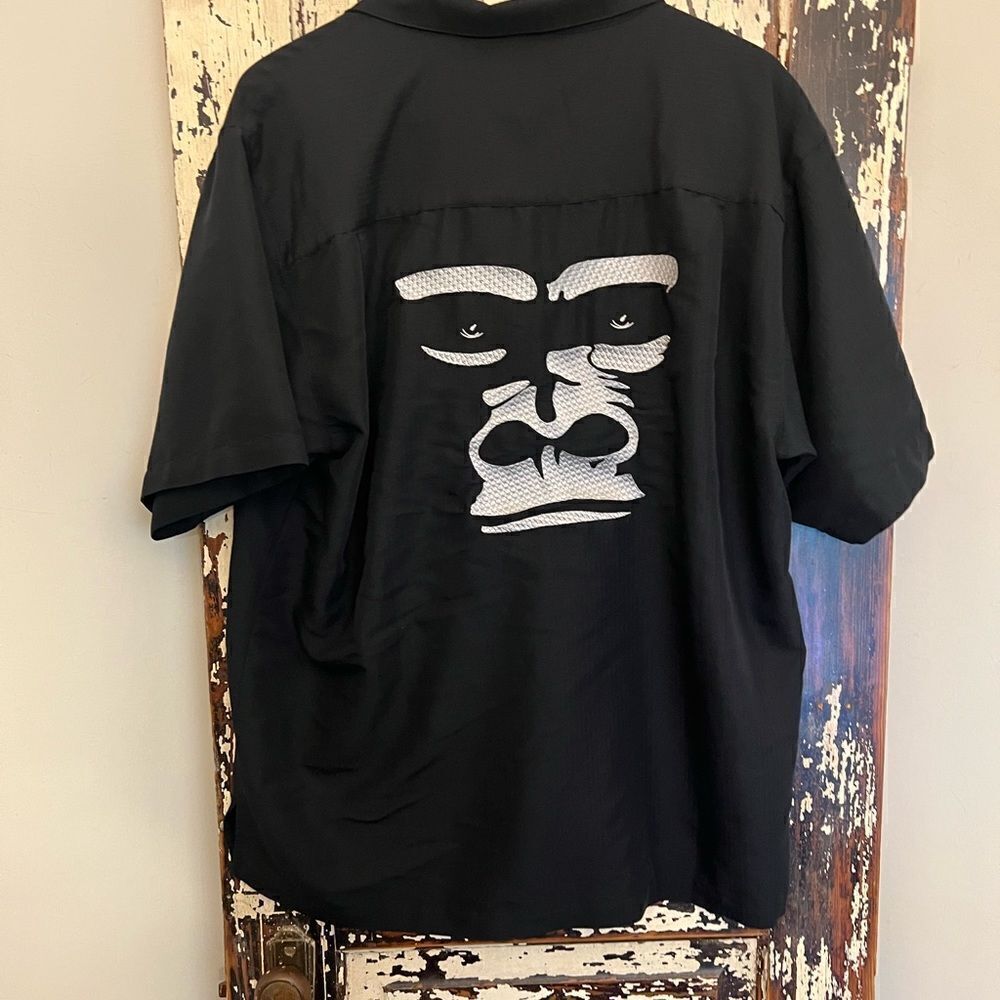 Weekender Men’s San Diego Zoo Black embroidered Gorilla Button Down.  Size Large